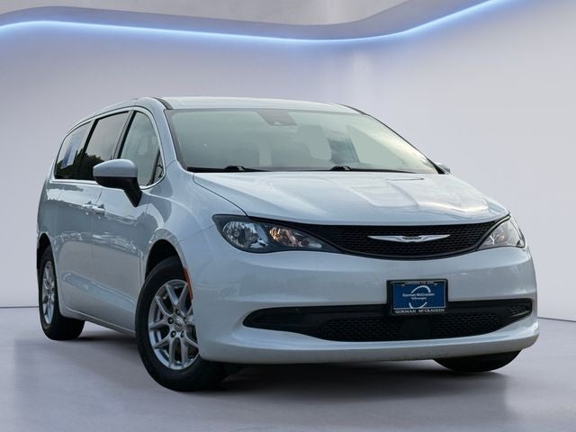 2023 Chrysler Voyager LX's photo